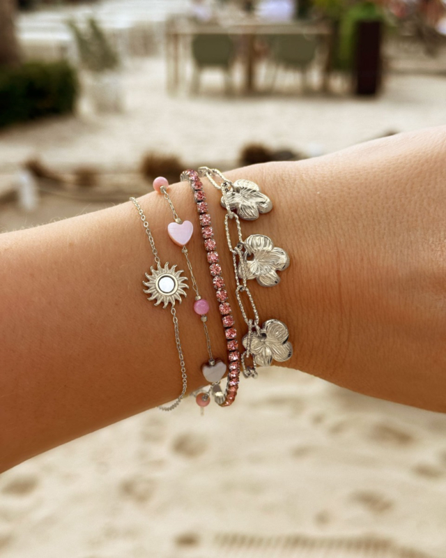 Zilveren armparty met roze steentjes