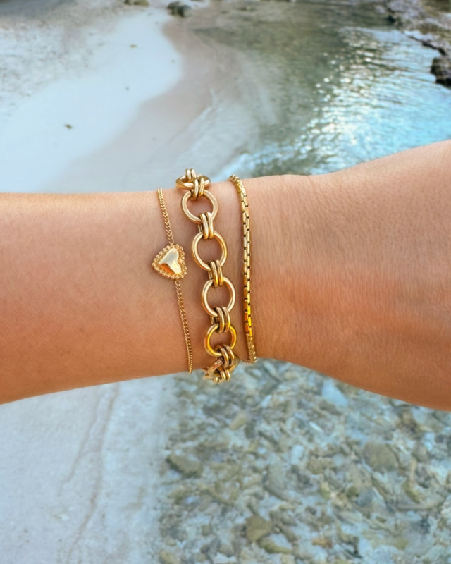 Gouden armparty op het strand