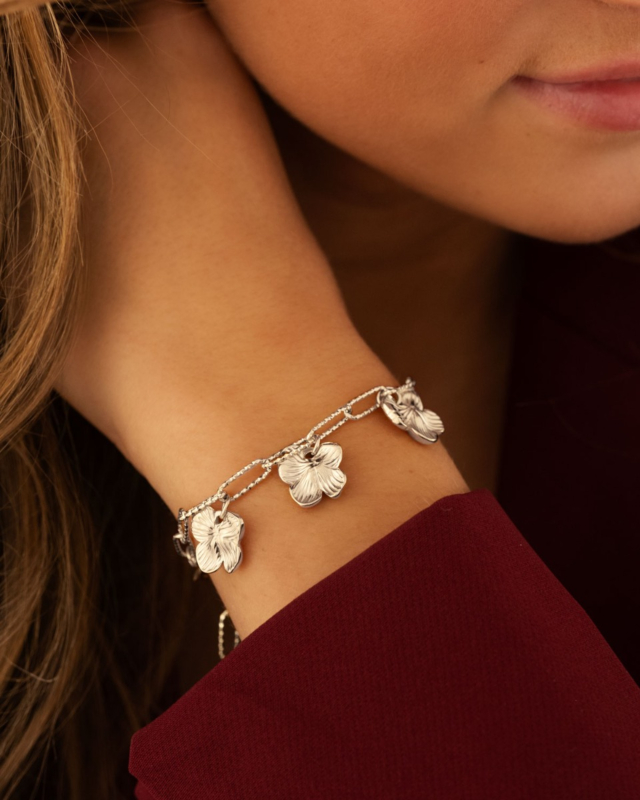 Zilveren schakelarmband met bloemetjes bij model