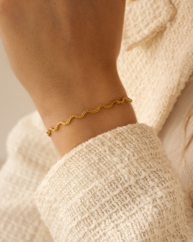 gouden wave armband bij model