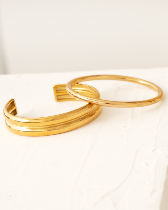 Twee bangle armbanden goud