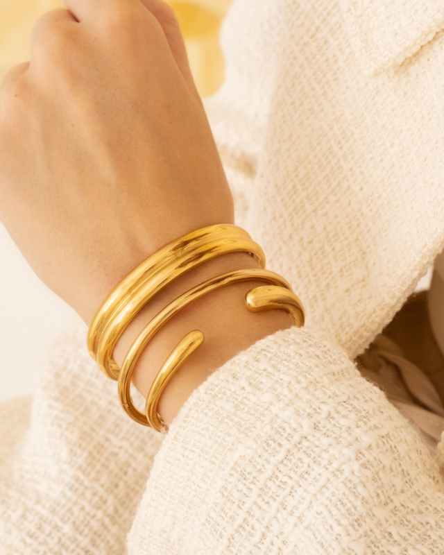 Drie gouden bangles
