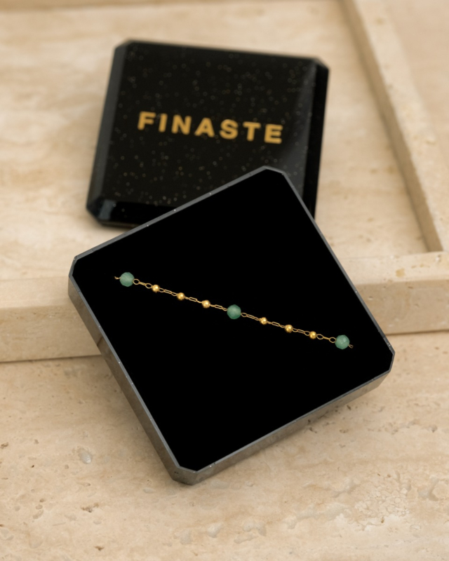 gouden armband met groene bolletjes in sieradendoosje