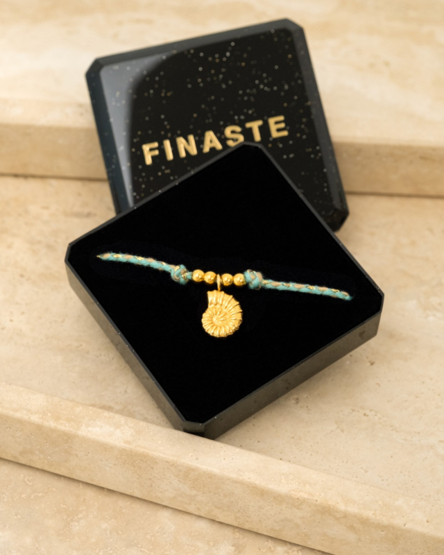 Groene touw ketting met gouden schelp in sieradendoosje