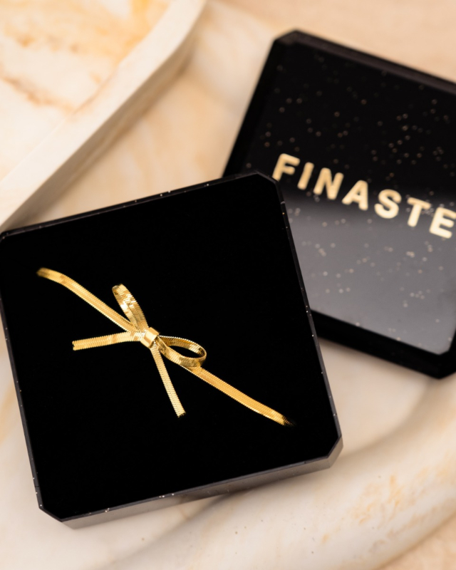 Gouden strikjes armband in sieradendoosje