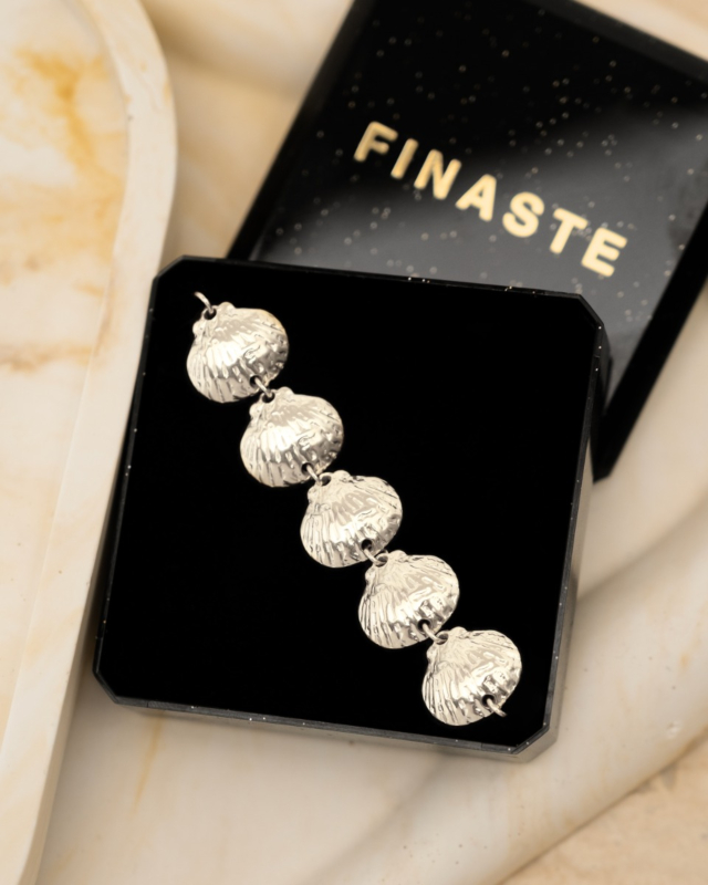 Zilveren schelpen armband in sieradendoosje