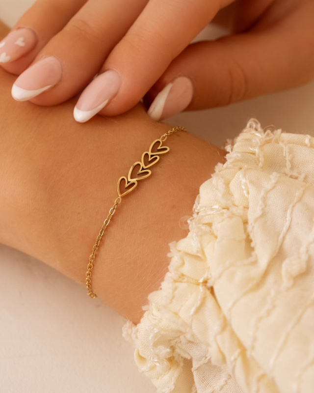 Armband goud met 4 hartjes