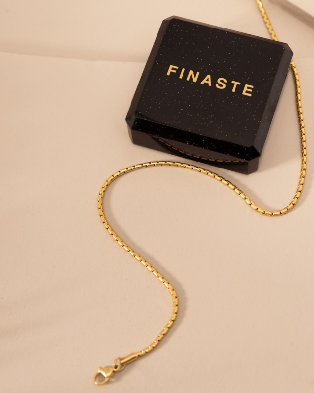 Gouden schakelarmband met minimalistische chain met sieradendoosje