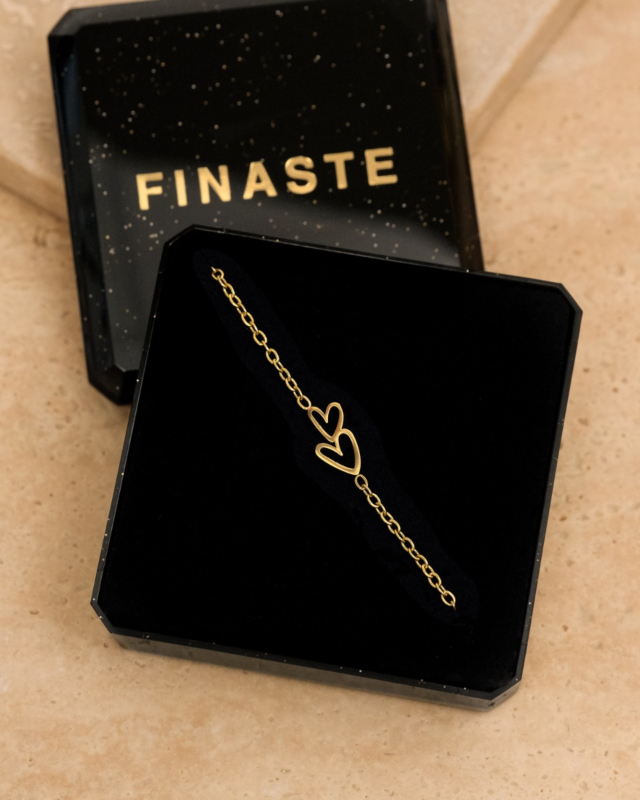 Gouden dubbele hartjes armband in sieradendoosje
