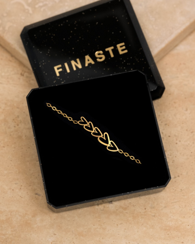 Gouden hartjes armband in sieradendoosje