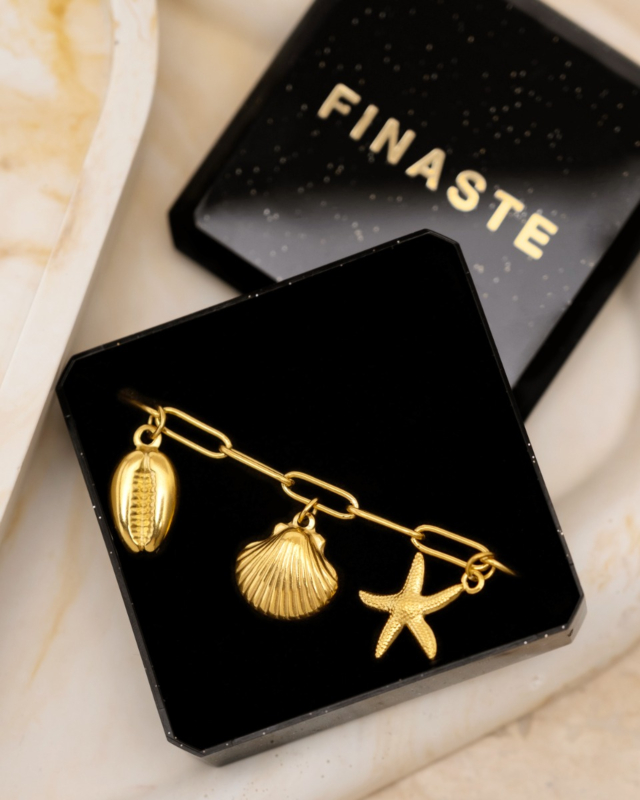 Gouden bedelarmband in sieradendoosje