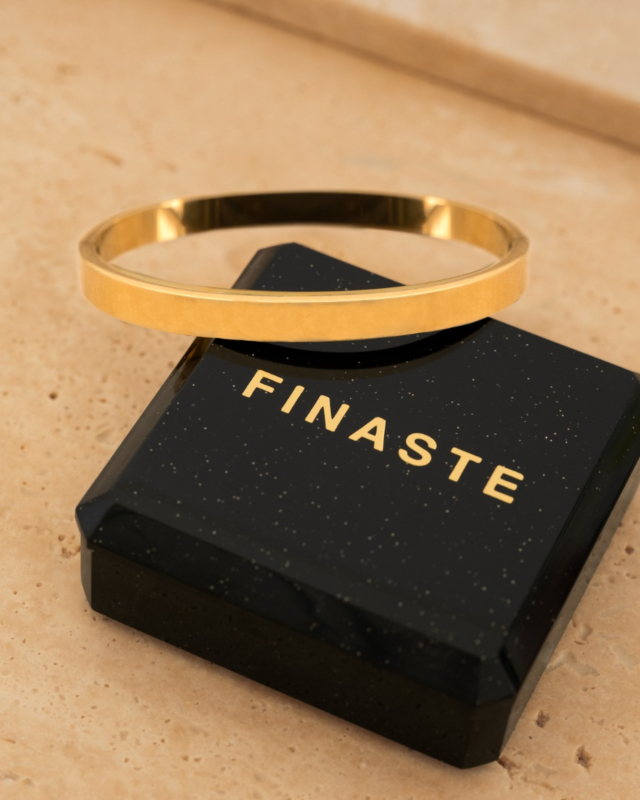 Gouden brede bangle met sieradendoosje