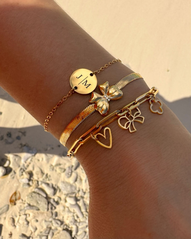 Gouden armparty om pols