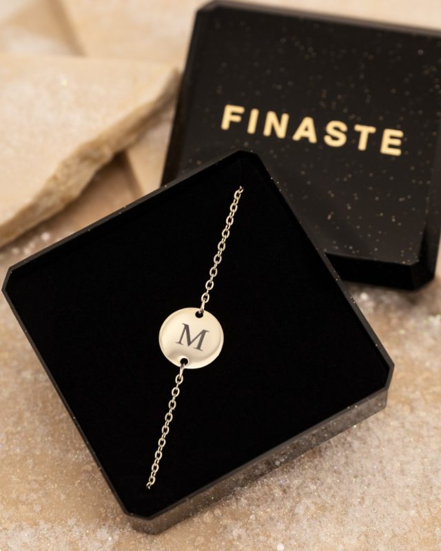 Zilveren initial armband in sieradendoosje
