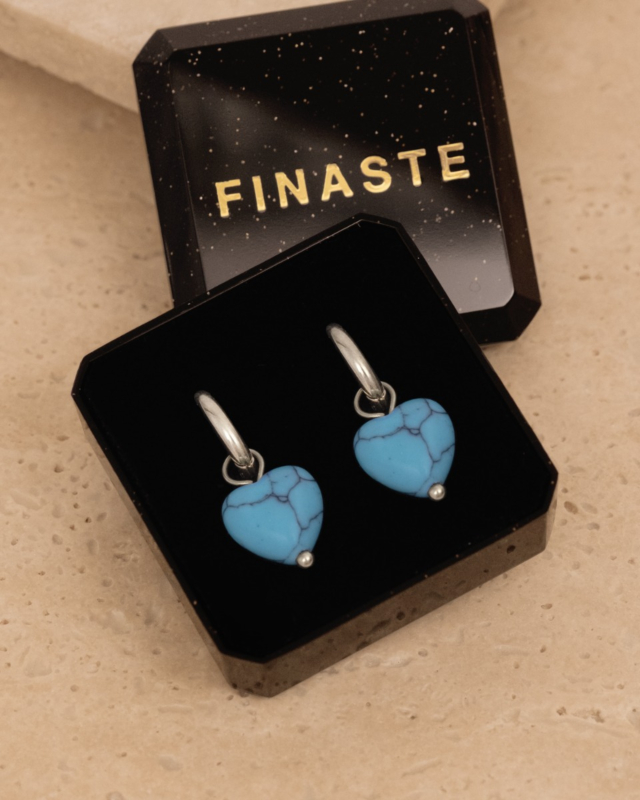 Zilveren oorringetjes met turquoise hartjes in sieradendoosje