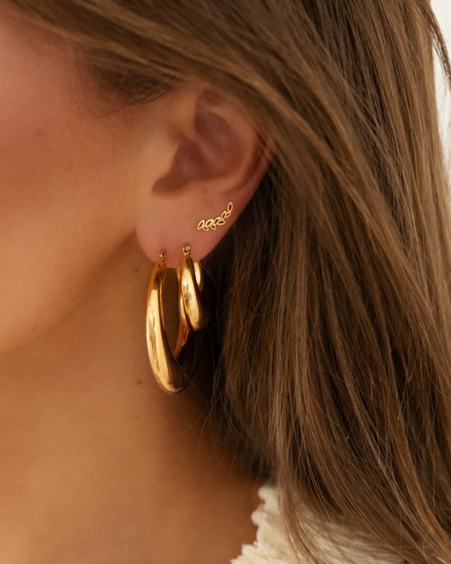 Earparty met gouden hoops