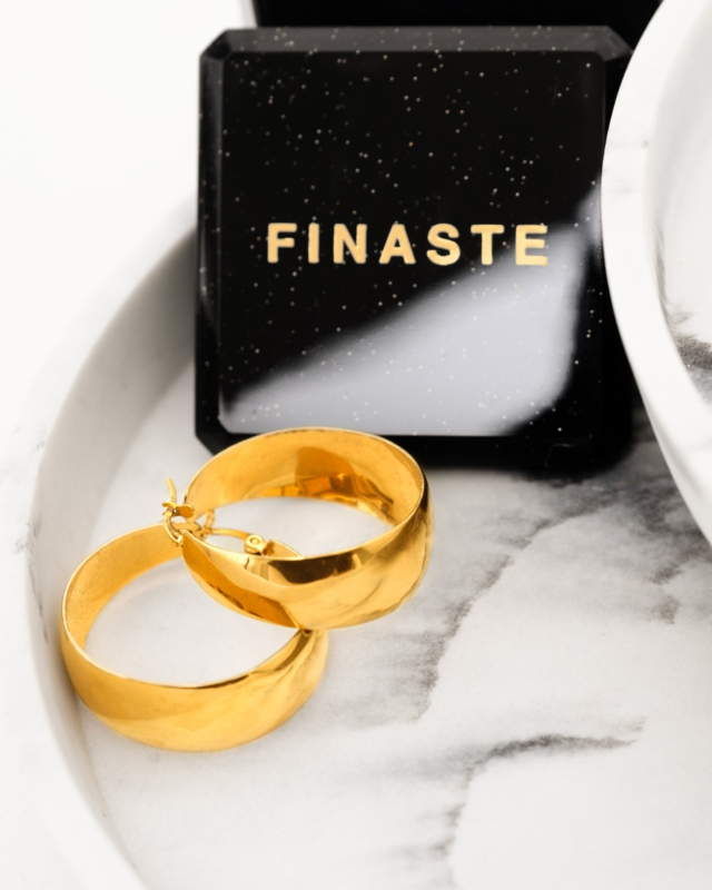 Gouden hoops met sieradendoosje