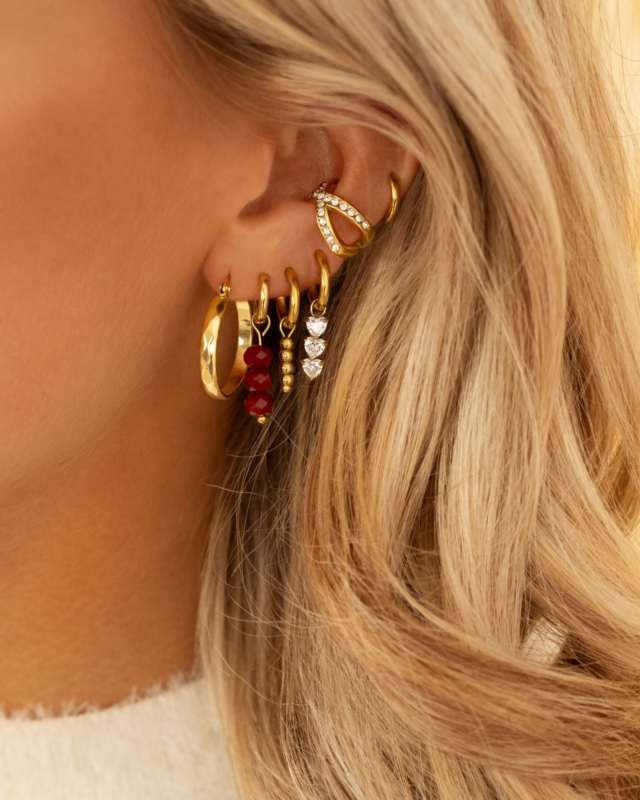 Gouden earparty met rode details