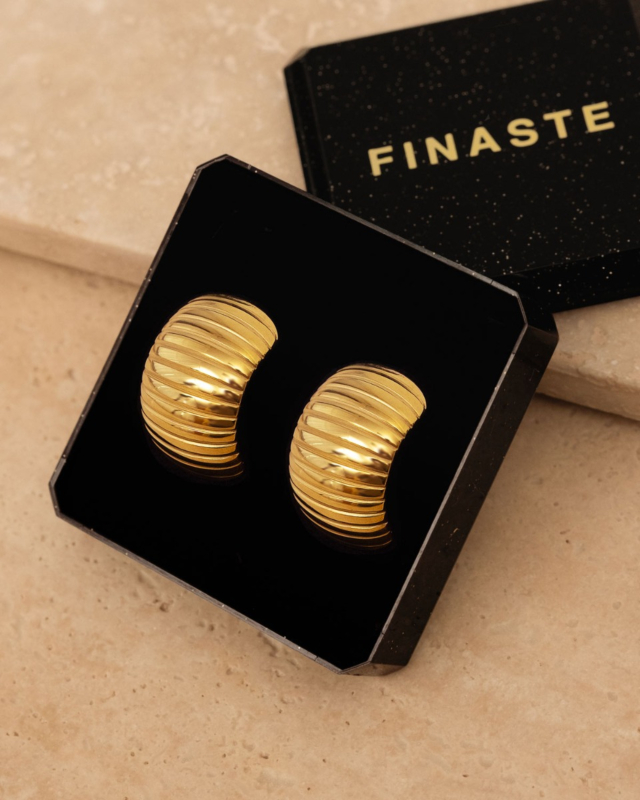Gouden chunky striped oorbellen in sieradendoosje
