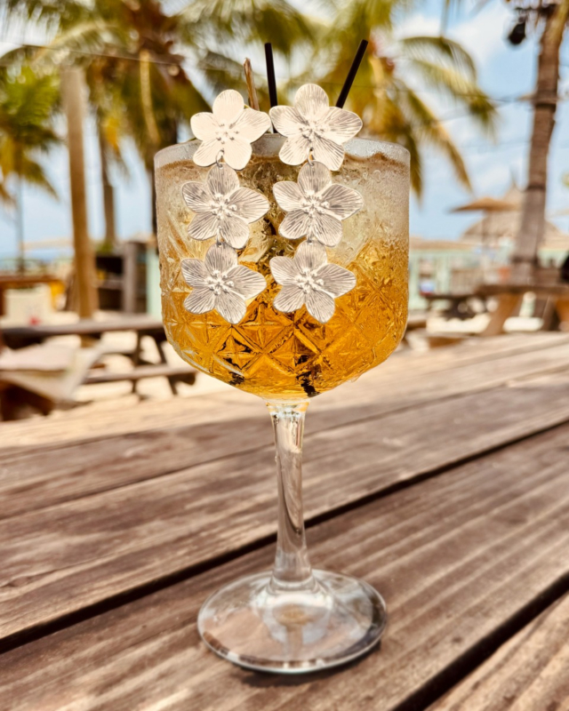 Zilveren bloem oorbellen om glas