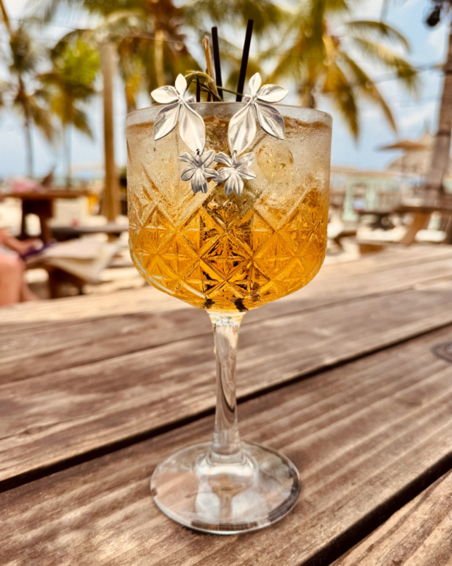 Zilveren bloem oorbellen op glas