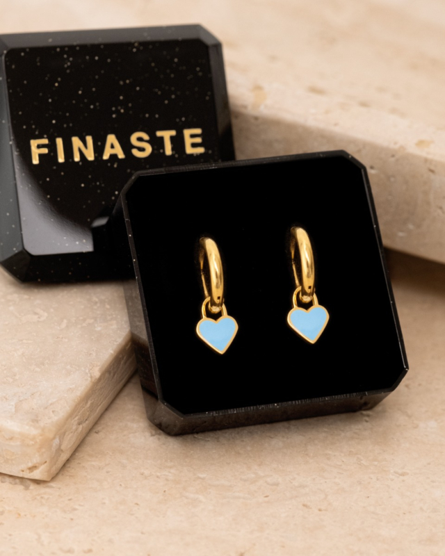 Gouden oorringetjes met blauw hartje in sieradendoosje