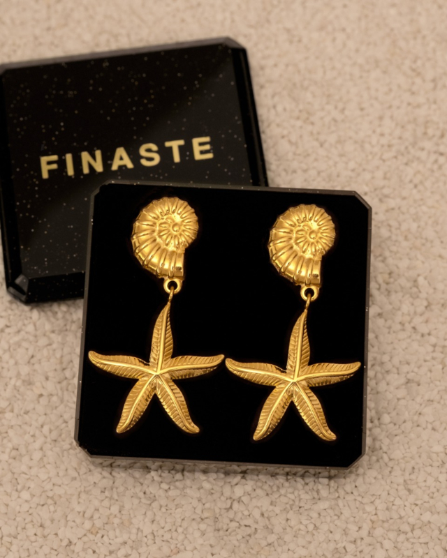 Gouden zeester oorhangers in sieradendoosje