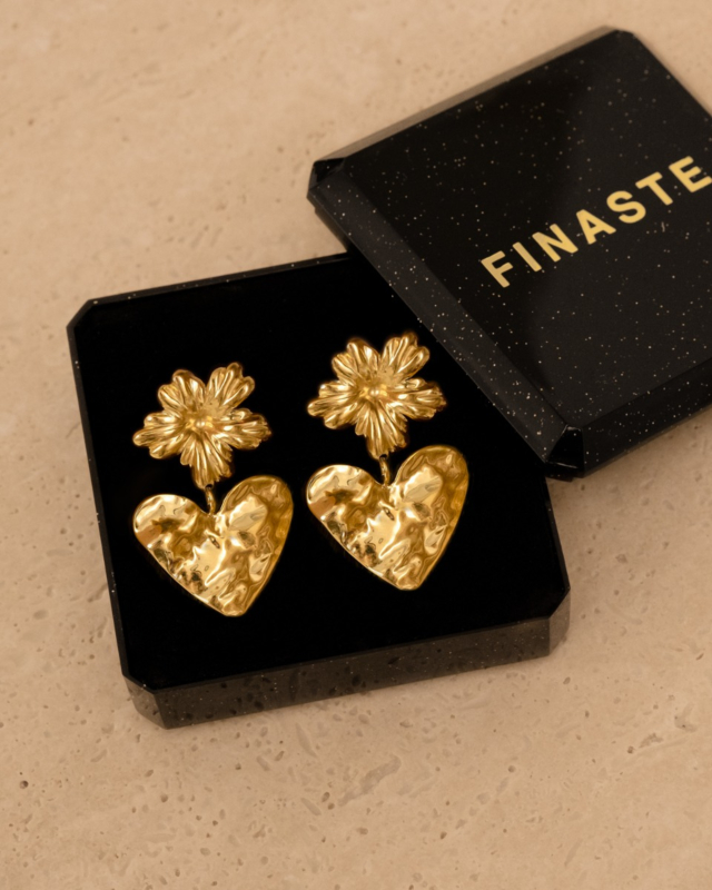 Bloem & hart oorbellen goud in sieradendoosje