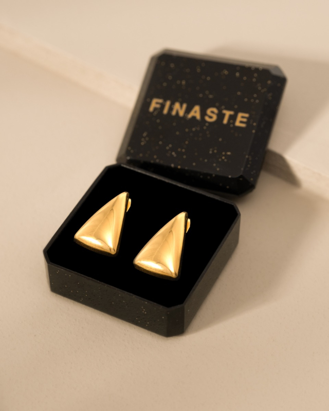 Gouden triangle oorbellen in sieradendoosje