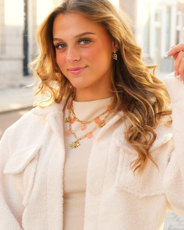 Gouden sieraden look bij model