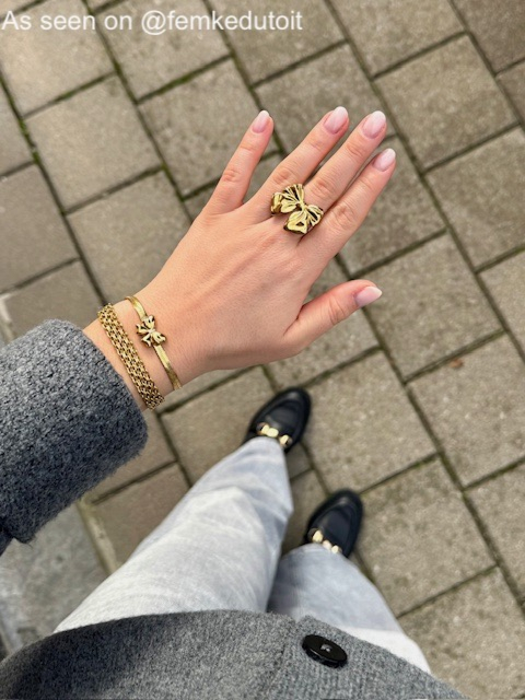 Influencer met gouden strikjes sieraden