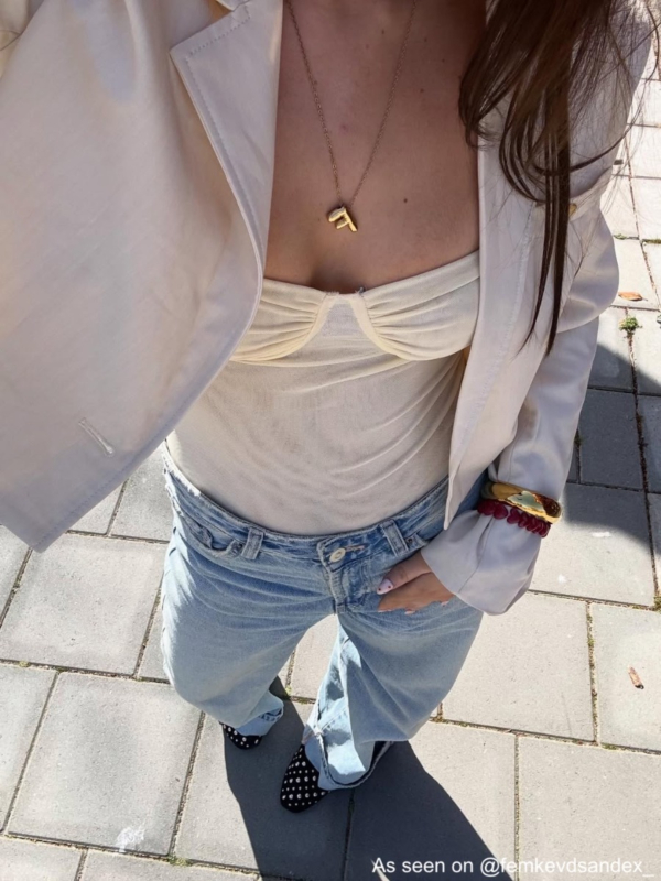 Influencer draagt gouden statement bangle