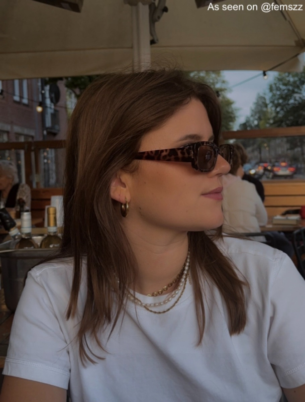 Influencer draagt korte parel ketting