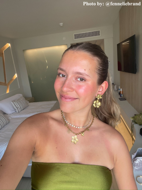 influencer met bloemoorbellen