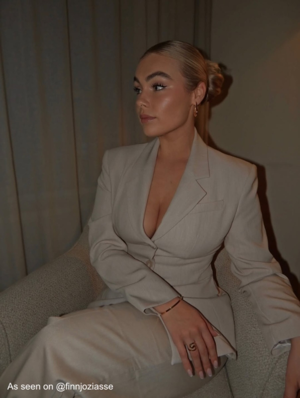 influencer draagt gouden swirl ring