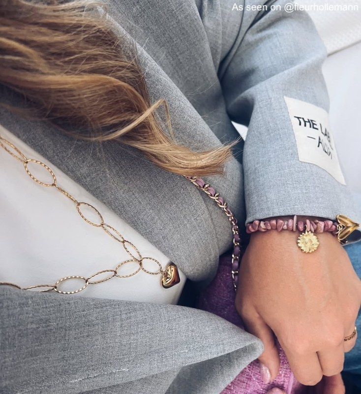 Influencer draagt gouden lange ketting met hartjes bedel