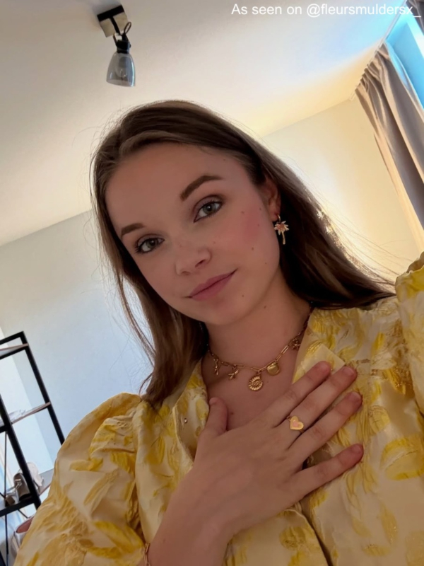 Influencer draagt een gouden sieraden look met palmboom oorbellen