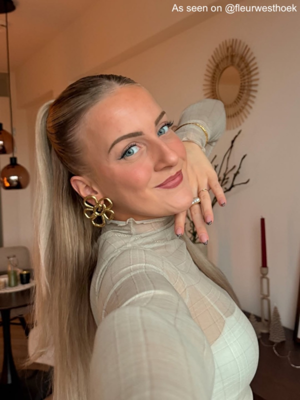 influencer draagt organic flower oorbellen goudkleurig