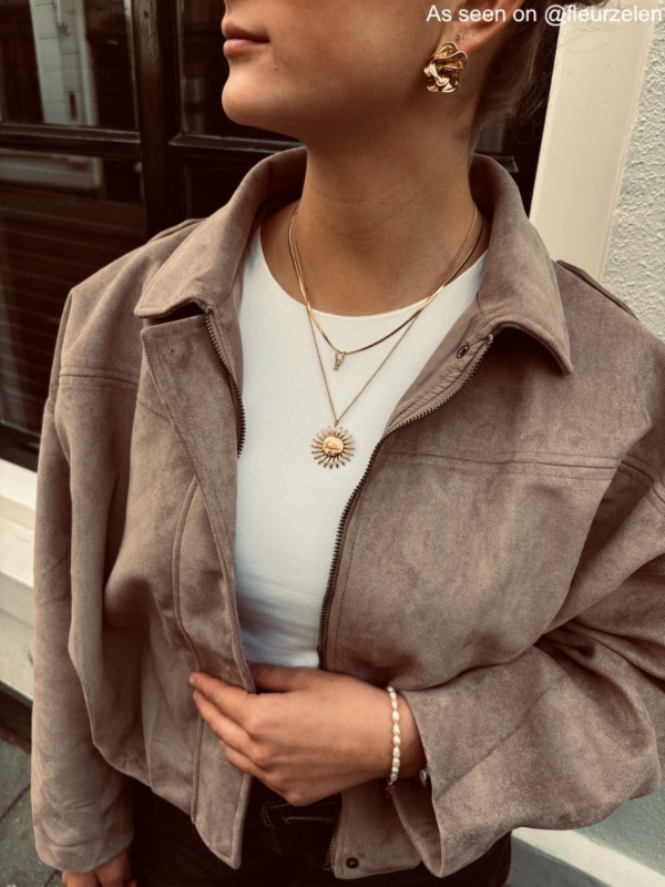 Influencer met statement stud oorbellen