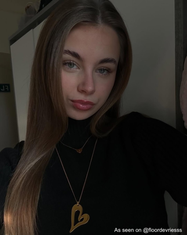 Influencer draagt gouden ketting met groot hart