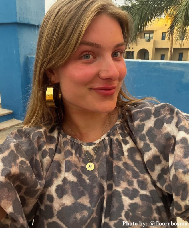 Influencer met intialen ketting.
