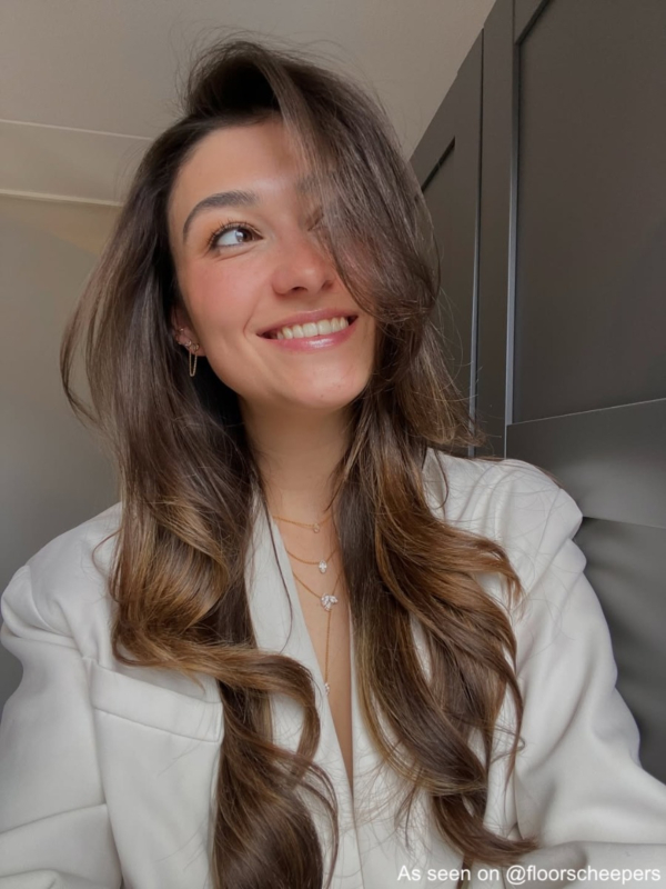 Influencer draagt driedubbele gouden ketting met steentjes