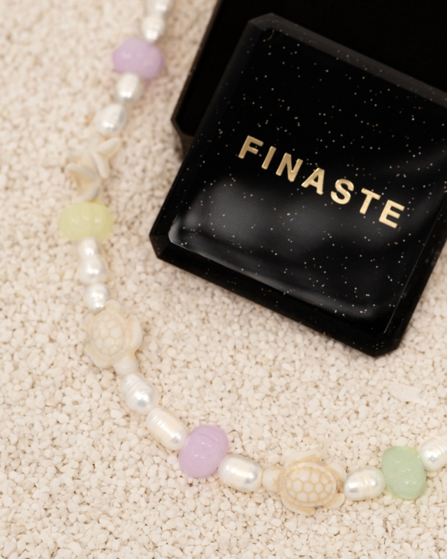 Parelketting beach bedels in sieradendoosje