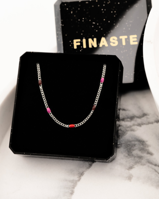 Zilveren ketting met bolletjes in sieradendoosje