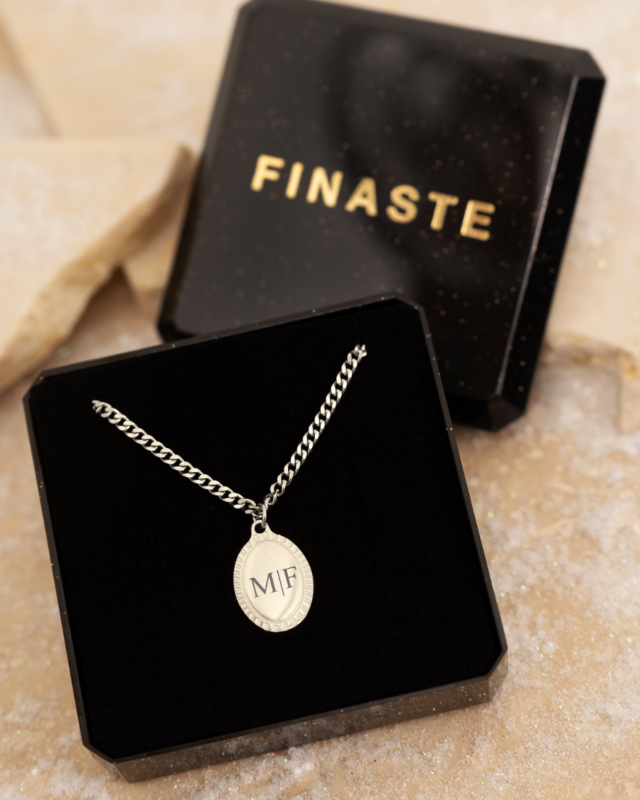Zilveren initial ketting met sieradendoosje