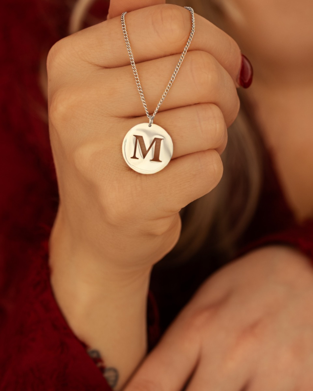 Statement initial ketting zilver in hand