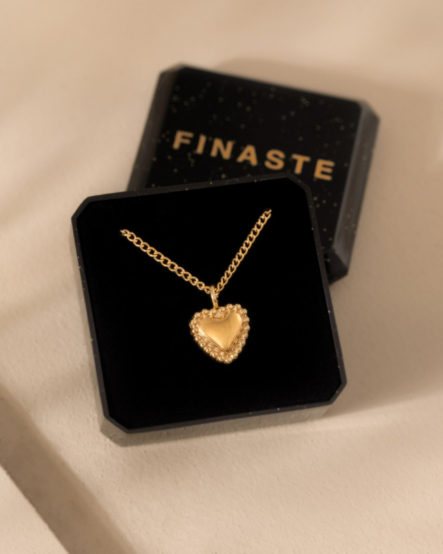 Gouden hartjes ketting in sieradendoosje