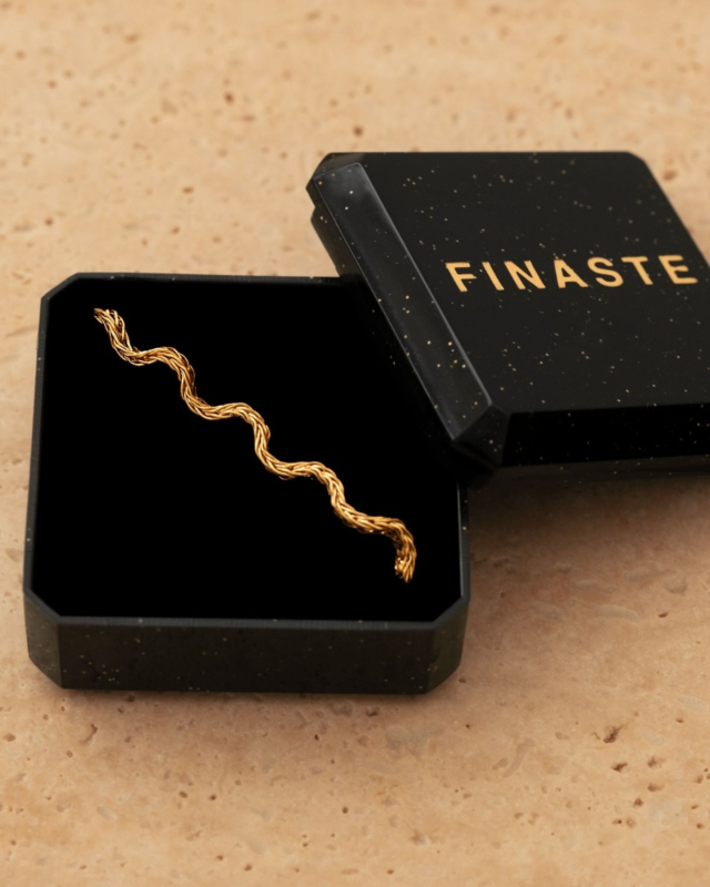 Gouden wave enkelbandje in sieradendoosje