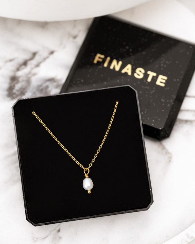 Gouden parelketting in sieradendoosje