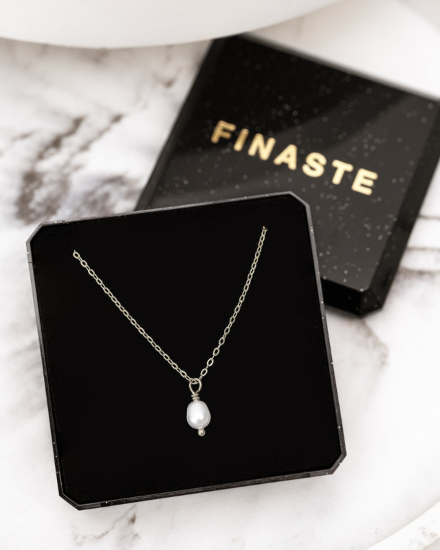 Zilveren parelketting in sieradendoosje